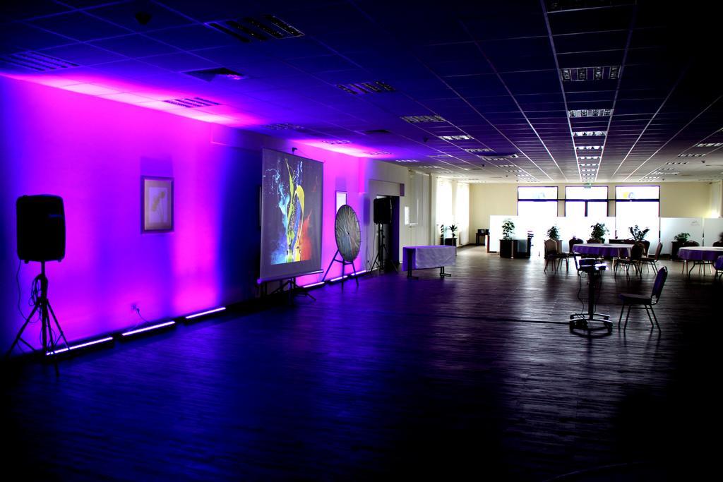 Hotel Austeria Conference & Spa チェホチネク エクステリア 写真