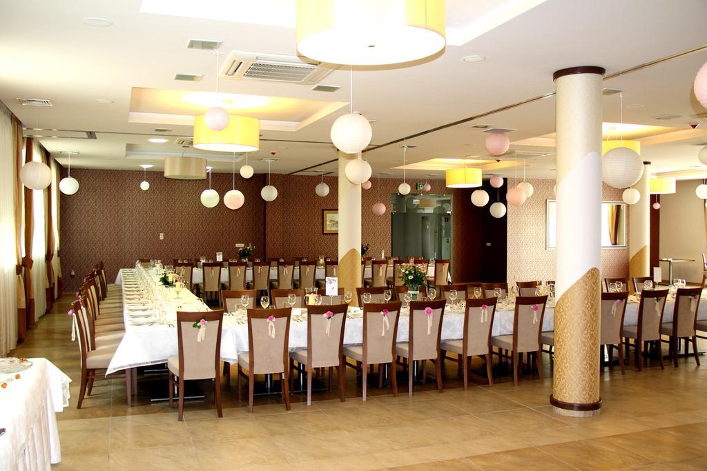 Hotel Austeria Conference & Spa チェホチネク エクステリア 写真