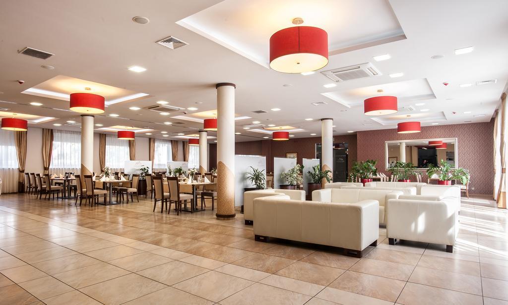 Hotel Austeria Conference & Spa チェホチネク エクステリア 写真