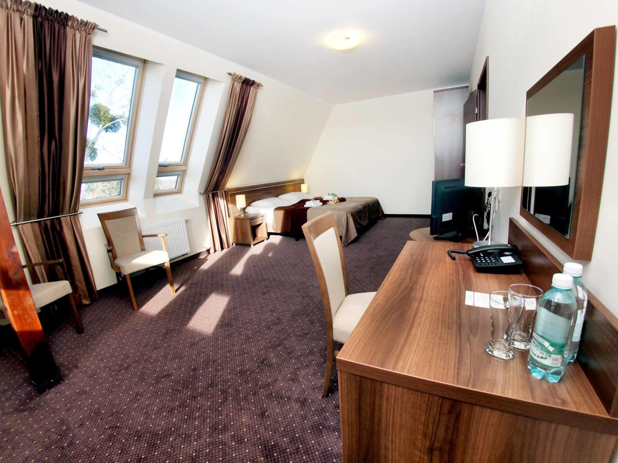 Hotel Austeria Conference & Spa チェホチネク エクステリア 写真